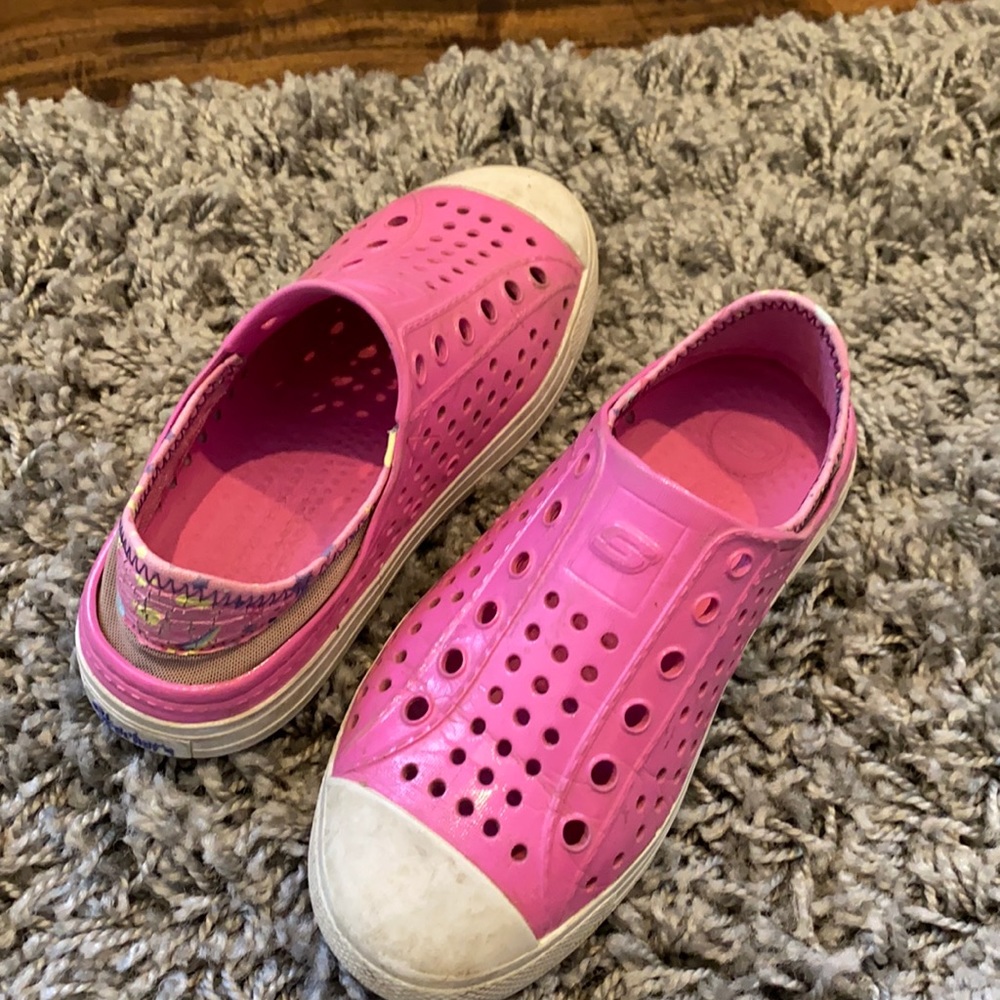 Girls size 1 pink Skechers breathable shoes